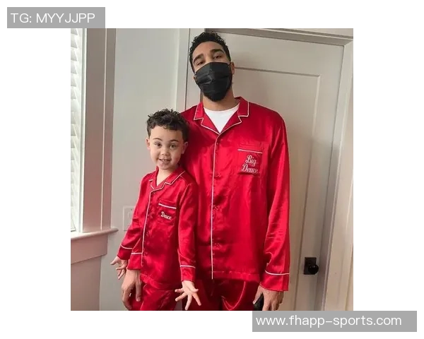 亲子装亮相塔图姆分享圣诞节与萌娃Duece的温馨时刻 亲子装亮相塔图姆分享圣诞节与萌娃Duece的温馨时刻